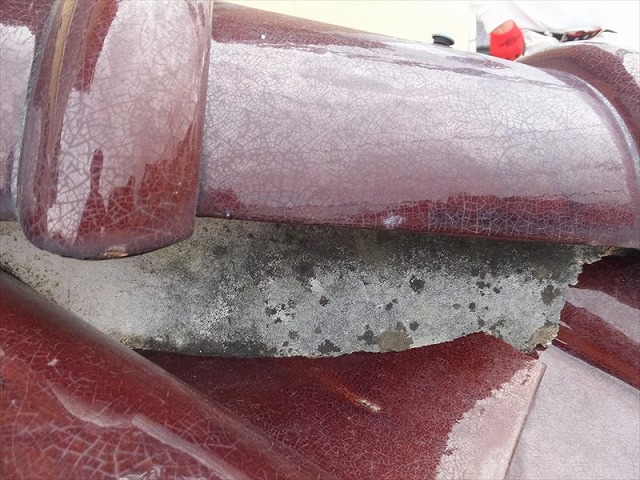 劣化してカビが生えた漆喰